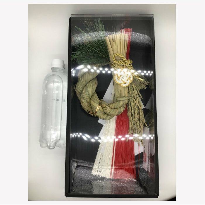 水引正月飾り　しめ縄　7本梅結び　豊楽　ペットボトルでサイズ確認