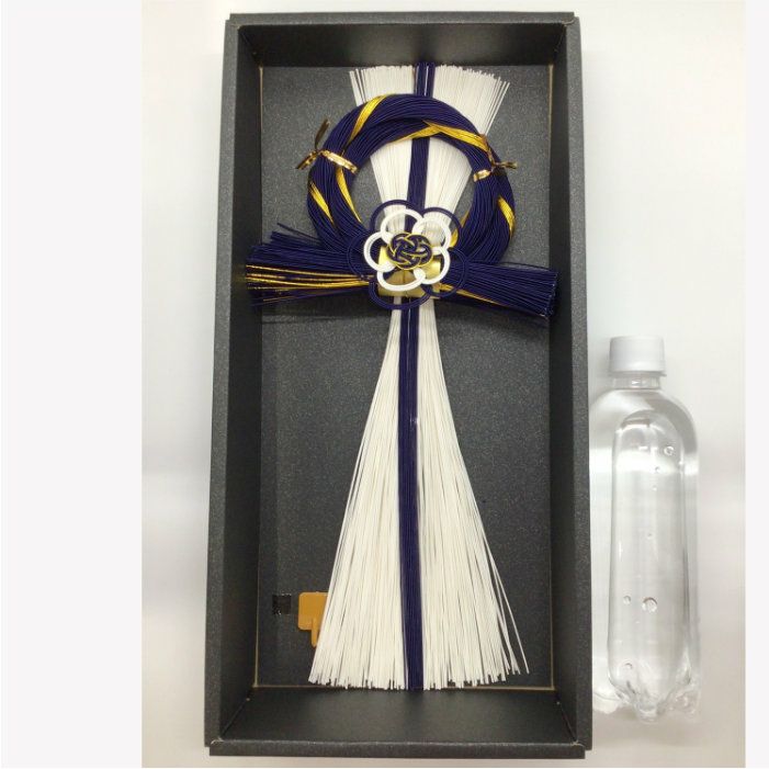 水引お正月の玄関飾り　藍染（あいぞめ） ペットボトルと一緒に撮影